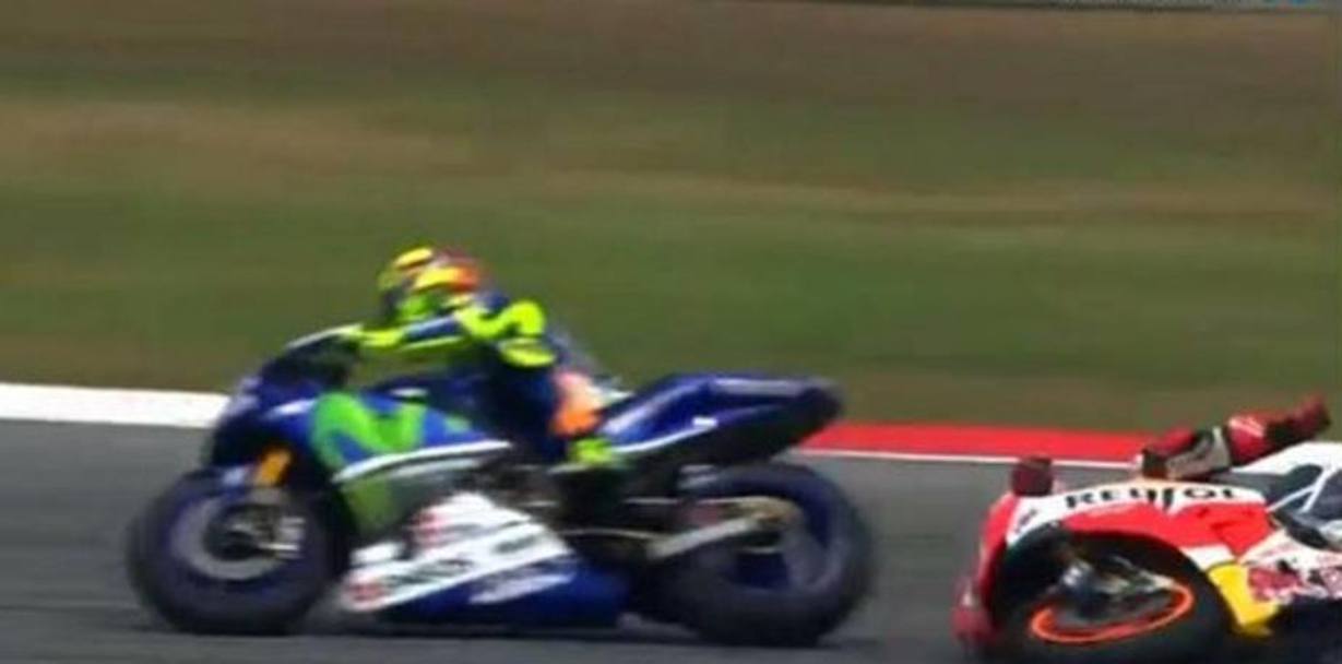 Marquez cade, mentre Rossi riesce a rimanere in sella e prosegue